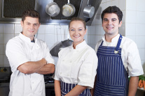 Portrait von Küchenchef und Personal am Herd stehend © highwaystarz - fotolia.com