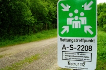 Hinweisschild "Rettungskette Forst" an einem Waldweg