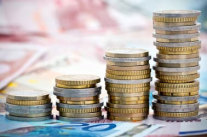 4 Stapel aus Münzen, die unterschiedlich hoch sind