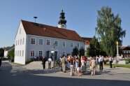 Dorfgemeinschaft Mariakirchen am Bereisungstag des Dorfwettbewerbes vor ihrer Kirche
