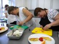 Zwei Frauen schneiden Äpfel