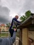  Im April erhält zum Abschluß das Dach eine Begrünung: Mit wenigen Handgriffen pflanzt Nikolai Kendzia Grasnelken, Mauerpfeffer und Thymian auf das Dach der Insektennisthilfen.