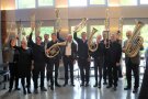 Eine Gruppe von Musikern hebt ihre Instrumente in die Luft