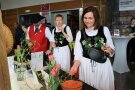 Menschen in Tracht begutachten Stand