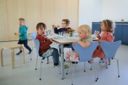 Kleinkinder beim Mittagessen