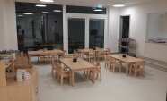 Tische und Stühle in einem Raum