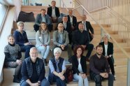Eine Gruppe Menschen sitzend auf einer großen Treppe