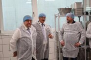 Politiker in Schutzkleidung in einer Großküche