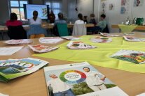 Broschüre liegt auf einem Tisch