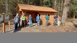 Gruppe von Waldbesitzern vor einer Holzhütte