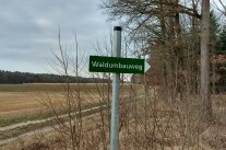 Hinweisschild Waldumbauweg