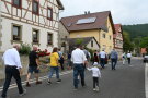 Personen gehen auf Straße in einem Ort