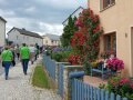 Personen laufen durch Dorf