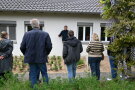 Personen stehen auf Grünfläche