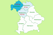Bayernkarte mit Grenzen und Namen der Regierungsbezirke, Ober-, Unter- und Mittelfranken sind blau markiert.