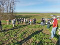 Personen stehen im Halbkreis auf Feld