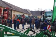 Zahlreiche Menschen begutachten verschiedene Landmaschinen und Traktoren