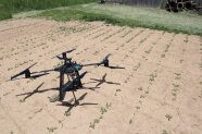Großer Quadrocopter auf einem Acker