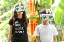 zwei Kinder haben große VR-Brillen auf dem Kopf