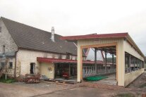 Umbau eines Anbindestalls in einen Laufstall.