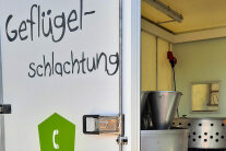 Hecktür eines Transporters mit Aufschrift 'Geflügelschlachtung'