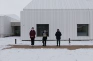 Drei Personen stehen vor Gebäude des Kindergartens Niederwerrn