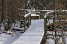 Walderlebnispfad im verschneiten Winter