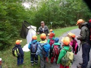 Kinder und Förster mit Schmetterlingsnetz im Wald