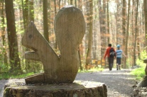 geschnitztes Eichhörnchen am Walderlebnispfad Würzburg