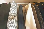 Hemden und Sakkos auf Bügeln in Kleiderschrank 