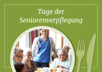 Teler mit Foto von Senioren am Mittagstisch und Grafik von Besteck auf grünem Hintergrund