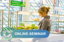 Frau wählt Vollkornbrot mit grünem Smiley an der Essensausgabe; Schriftzug Online-Seminar