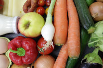 Eier, Paprika, Zwiebel, Apfel, mehrere Karotten, Zucchini