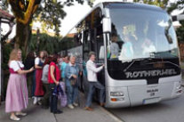 Mehrere Personen steigen in einen Reisebus